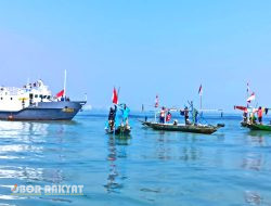 Ditpolairud Polda Jatim Bersama Nelayan, Kibarkan Bendera Merah Putih di Selat Madura
