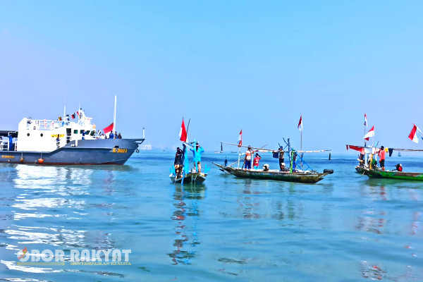 Surabaya, Obor Rakyat - Direktorat Polisi Perairan dan Udara (Ditpolairud) Polda Jatim, kibarkan bendera Merah Putih di selat Madura, atau tepat dibawah jembatan Suramadu bersama para nelayan Surabaya dan Madura.