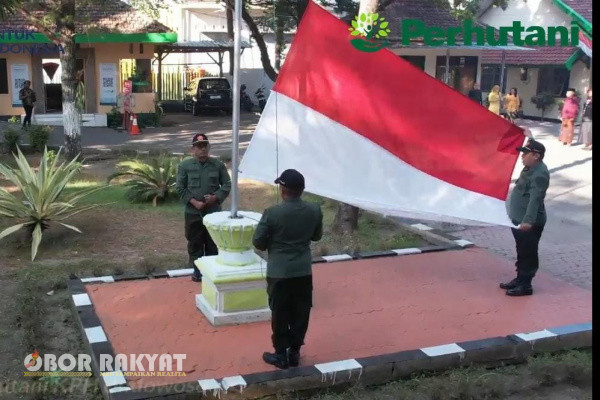 Bondowoso, Obor Rakyat - Segenap Karyawan dan Karyawati Perum Perhutani KPH Bondowoso menggelar upacara bendera peringatan detik-detik Proklamasi Kemerdekaan Republik Indonesia ke-79, Sabtu (17/8/24), yang berlangsung di halaman kantor Perhutani KPH Bondowoso