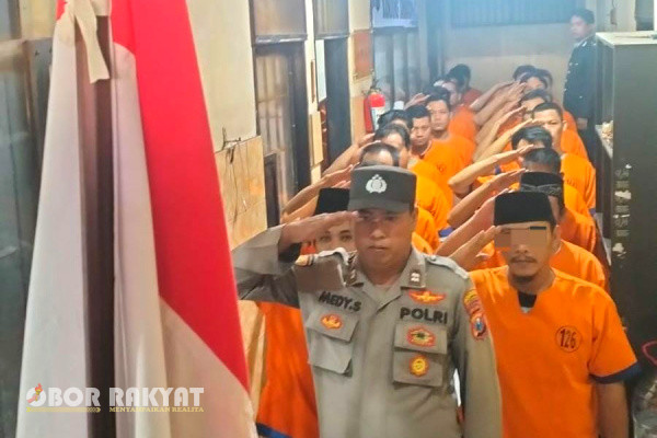 Banyuwangi, Obor Rakyat – Para tahanan di Rumah Tahanan (Rutan) Polresta Banyuwangi turut memeriahkan peringatan Hari Kemerdekaan Republik Indonesia yang ke-79 dengan mengadakan upacara sederhana di dalam ruang tahanan, Sabtu (17/8).