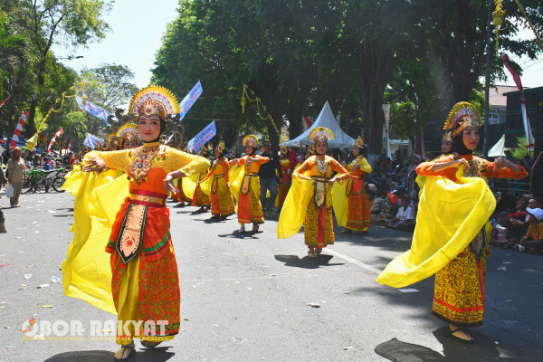 Bondowoso, Obor Rakyat - Dalam rangka memperingati Hari Ulang Tahun Proklamasi Kemerdekaan Republik Indonesia ke- 79, dan Hari Jadi Bondowoso (Harjabo) ke- 205, Pemerintah Kabupaten (Pemkab) Bondowoso melalui Dinas Pariwisata Kebudayaan Pemuda dan Olahraga (Disparbudpora) menggelar Pawai Budaya Pelajar dengan tema "Lestarikan Budaya Demi Masa Depan Bangsa", Selasa (20/8/2024).