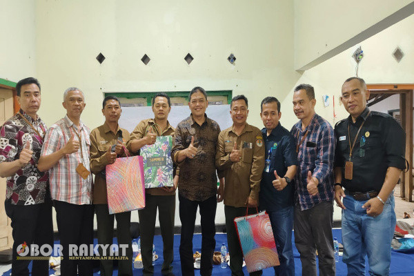 Bondowoso, Obor Rakyat - Setelah sempat tertunda karena adanya kesibukan dalam menyambut dan memeriahkan Hari Ulang Tahun Republik Indonesia (HUT RI) ke- 79, ditambah dengan rapat dinas tingkat Divre Jawa Timur yang cukup menyita waktu, akhirnya Administratur (Adm) Perhutani KPH Bondowoso, Misbakhul Munir dapat menggelar pembinaan pada karyawan yang berada di wilayah BKPH Wonosari, Klabang dan Prajekan, kamis (22/8/2024).