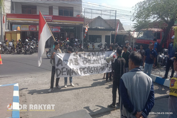 Bondowoso, Obor Rakyat - Pelaksanaan pengambilan sumpah/janji dan pelantikan 45 anggota DPRD Kabupaten Bondowoso, Provinsi Jawa Timur, periode 2024-2029, diwarnai aksi demo dari Mahasiswa, Jumat (24/8/2024).