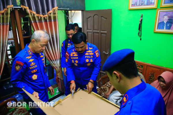 Semarang, Obor Rakyat - Raut muka tersenyum dari wajah Kompol (Purn) Sutomo Birowo, mantan pengasuh dan pelatih taruna di Akademi Kepolisian (Akpol), rumahnya didatangi oleh alumni Akpol angkatan 1991 Bhara Daksa.