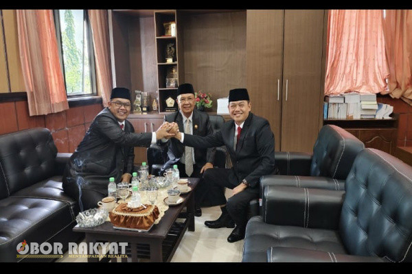 Bondowoso, Obor Rakyat - Dalam rangka membangun sinergitas dan kebersamaan antara Perhutani dengan anggota legislatif, disela-sela kesibukan untuk mengawal seluruh tugas yang menjadi tanggung jawabnya, Administratur Perhutani KPH Bondowoso, Misbakhul Munir secara khusus menyempatkan diri menghadiri Pelantikan dan Pengambilan Sumpah Jabatan anggota Dewan Perwakilan Rakyat Daerah (DPRD) Kabupaten Bondowoso, masa jabatan 2024 - 2029 yang bertempat di Graha Paripurna, jalan KH. R. As'ad Syamsul Arifin no. 100, Tenggarang, Bondowoso pada Jumat (23/8/2024).