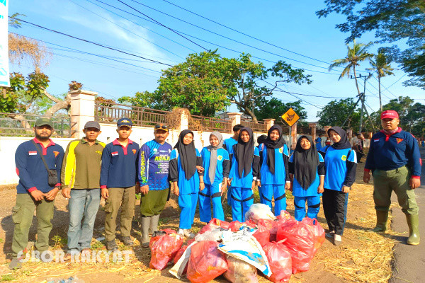 Bondowoso, Obor Rakyat - Guna menumbuhkembangkan rasa cinta pada alam, lingkungan dan kawasan hutan, Perum Perhutani Bondowoso bekerjasama dengan Kepolisian Negara Republik Indonesia (Polri), dan Dinas Lingkungan Hidup (DLH), melakukan edukasi kepada siswa dan siswi sekolah menengah kejuruan pertanian pembangunan (SMK PP) Tegalampel, Kabupaten Bondowoso pada, Jumat (23/8/2024) lalu.
