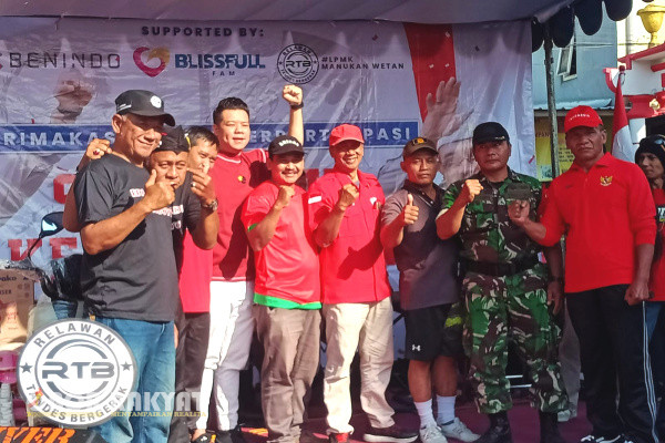 Surabaya, Obor Rakyat - Relawan Tandes Bergerak atau yang disingkat (RTB) menggelar senam bersama warga se-Kelurahan Manukan Wetan, Kecamatan Tandes, Kota Surabaya.