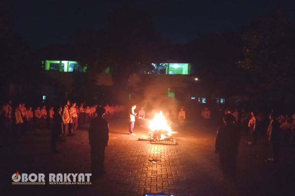 Sidoarjo, Obor Rakyat - Upacara api unggun perkemahan Pramuka Sekolah Dasar Negeri (SDN) Kedungturi, Kecamatan Taman, Kabupaten Sidoarjo, berlangsung meriah, Jumat (23/8/2024).