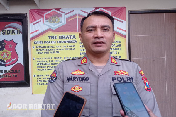Surabaya, Obor Rakyat - Sebuah video yang menunjukkan seorang polisi wanita (Polwan) menegur seorang pria yang sedang makan di sebuah warung kaki lima menjadi viral di media sosial (Medsos).