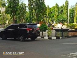 Mobil Keluar dari Mapolres Situbondo, Diduga di Gunakan Anggota KPK 