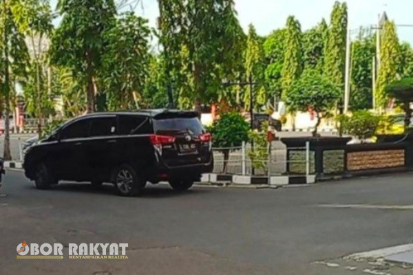Situbondo, Obor Rakyat – Ada 3 mobil Toyota warna hitam bernopol luar daerah, Keluar dari Mapolres Situbondo, Selasa (27/8/2924).