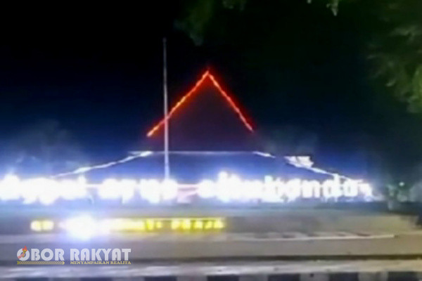 Situbondo, Obor Rakyat - Juru bicara Komisi Pemberantasan Korupsi (KPK), Tessa Mahardika Sugiarto menyampaikan dalam keterangan persnya, pada Selasa (27/8/2024), menetapkan dua tersangka kasus dugaan korupsi dana Pemulihan Ekonomi Nasional (PEN) di Pemerintah Kabupaten Situbondo, Jawa Timur.