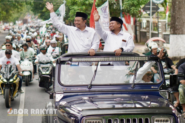 Bondowoso, Obor Rakyat - Pasangan Calon (Paslon) bupati dan wakil bupati Bondowoso dari partai pengusung PKB, Golkar, Gerindra, dan PSI serta partai non parlemen, Abdul Hamid Wahid-As'ad Yahya Safi'i (Rahmad), tiba mendaftarkan diri ke kantor KPU Kabupaten Bondowoso, Rabu (28/8/2024).