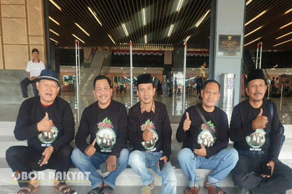 Bondowoso, Obor Rakyat - Beberapa mantan Kepala Desa (Kades) di Kabupaten Bondowoso, tahun 90 an yang di komandoi oleh Mujahri, (Mantan kades Sukorejo, Sumber Wringin), sepakat mendukung dan siap memenangkan pasangan calon Bupati dan Wakil Bupati Bondowoso, Lora Hamid Wahid-Lora As'ad Yahya dalam Pilkada Bondowoso 2024 ini.