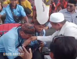 Datang Naik Becak dan dikawal Ribuan Massa, “Bagus” Resmi Mendaftar di KPU Bondowoso