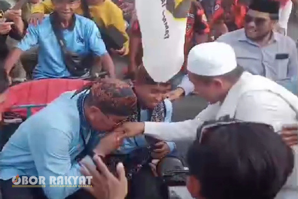 Bondowoso, Obor Rakyat - Pasangan Calon (Paslon) Bupati dan Wakil Bupati Bondowoso, Bambang Soekwanto - Gus Baqir (Bagus), resmi mendaftar ke Kantor KPU Kabupaten Bondowoso, Rabu (28/8/2024).