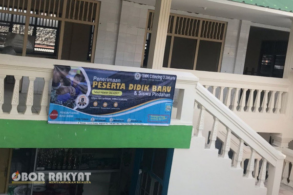 Jakarta, Obor Rakyat - Kepala Sekolah (Kepsek) SMK Cilincing 3, Jakarta Utara, Muhammad Yusuf sangat kecewa dengan tindakan ketua RT 01/02, Perumahan Imigrasi, Kecamatan Koja yang diduga menutup akses jalan keluar masuk anak didik yang belajar di SMK tersebut.