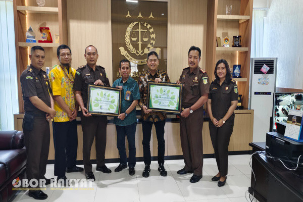 Bondowoso, Obor Rakyat - Memorandum of Inderstanding (MoU) bidang perdata dan tata usaha negara yang secara rutin dilakukan oleh Perum Perhutani bersama dengan Kejaksaan Negeri (Kejari) Bondowoso terbukti ampuh dan bukan hanya mencari sensasi atau isapan jempol belaka. Pasalnya, dengan terjalinnya komunikasi secara inten antar dua lembaga pemerintah tersebut pada tahun 2024 ini, Kejari Bondowoso dapat menyelesaikan penguasaan tanah aset Perhutani seluas 2,288 ha oleh Pemerintahan Desa (Pemdes) Karang Anyar, Kecamatan Klabang sejak tahun 1995 (29 tahun) setelah sebelumnya pada tahun 2023 lalu juga berhasil menyelesaian permasalahan sumber mata air dalam kawasan hutan di kecamatan Maesan dan kecamatan Sumber Wringin yang dikuasai oleh PDAM Bondowoso sejak tahun 2003.