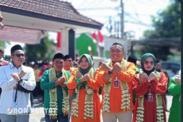 Situbondo, Obor Rakyat - Sebanyak 2 partai politik kultur dan 5 parpol nasionalis mengantar pasangan bakal calon Bupati dan Wakil Bupati Situbondo, Yusuf Rio Wahyu Prayogo-Ulfiyah mendaftarkan diri ke Komisi Pemilihan Umum (KPU) Kabupaten Situbondo, Kamis, (29/8)2024).