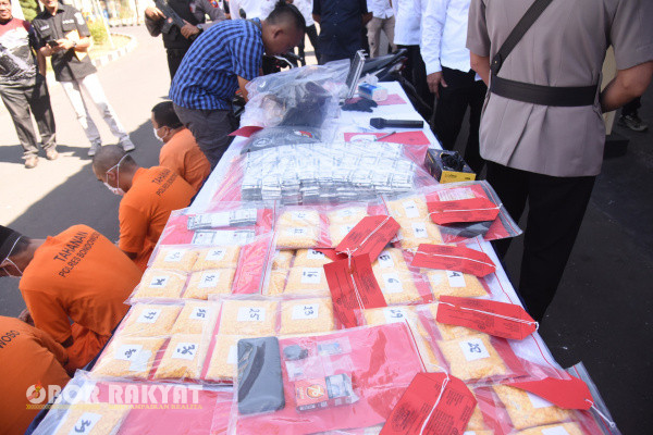 Bondowoso, Obor Rakyat - Satresnarkoba Polres Bondowoso kembali berhasil mengamankan seorang pria yang diduga dengan sengaja edarkan Okerbaya sampai puluhan ribu butir yang terdiri dari DMP dan Trihexiphenedil.