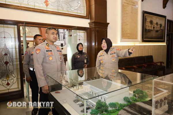 Surabaya, Obor Rakyat - Polda Aceh dan Polda Papua melakukan kunjungan study banding zona integritas Wilayah Bebas Korupsi (WBK) dan Wilayah Birokrasi Bersih dan Melayani (WBBM) serta peningkatan kualitas pelayanan di Polrestabes Surabaya, Kamis (29/8/2024).