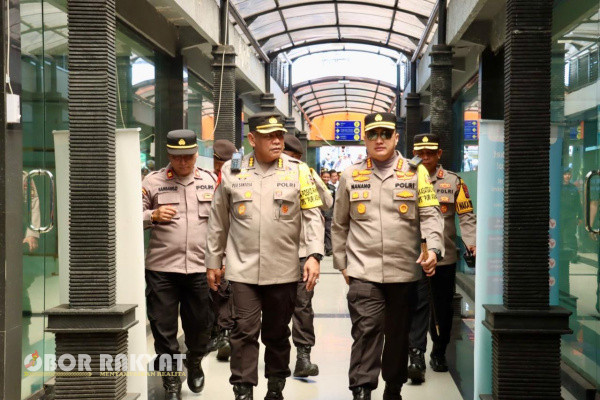 Banyuwangi, Obor Rakyat - Kapolda Jatim Irjen Pol. Drs. Imam Sugianto, M.Si diwakili Karo Ops Polda Jatim Kombes Pol. Puji Santosa beserta PJU Polda Jatim didampingi Kapolresta Banyuwangi Kombes Pol. Nanang Haryono, mengecek kesiapan pengamanan di Pelabuhan Ketapang, Banyuwangi, Jawa Timur, Kamis (29/08/2024).