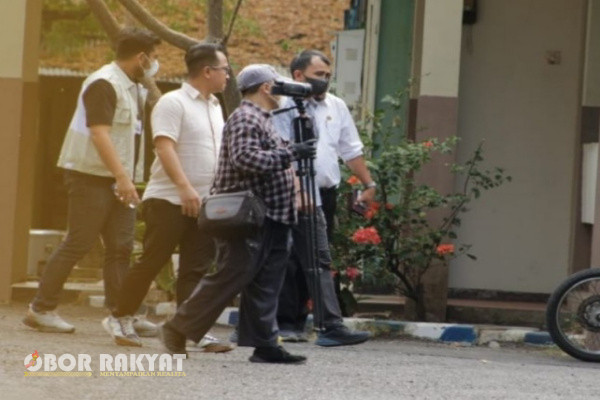 Situbondo, Obor Rakyat - Setelah menggeledah rumah dinas (rumdin) Karna Suswandi, dan sejumlah ruangan di kantor Dinas Pekerjaan Umum, Perumahan dan Pemukiman (PUPP) Situbondo, kini penyidik Komisi Pemberantasan Korupsi (KPK) menyasar ke rumah Eko Priyonggo Jati, di Desa Cermee, Kecamatan Cermee, Kabupaten Bondowoso, Jawa Timur, Kamis (29/8/2024).