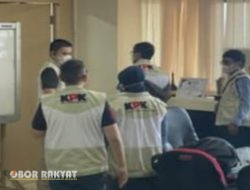 Tim Penyidik KPK, Sita Bukti Elektronik-Dokumen Usai Geledah Kantor Bupati Situbondo