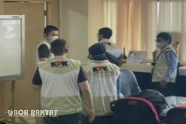 Jakarta, Obor Rakyat - Tim penyidik Komisi Pemberantasan Korupsi (KPK) menyita barang bukti elektronik dan sejumlah dokumen usai menggeledah kantor Bupati Situbondo dan dinas Pekerjaan Umun, Perumahan dan Permukiman (PUPP), Rabu (28/8/2024) lalu.