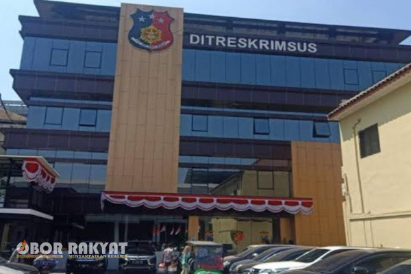 Surabaya, Obor Rakyat - Sekretaris Daerah Kabupaten (Sekdakab) Jember, Hadi Sasmito dipanggil Ditreskrimsus Kepolisian Daerah Jawa Timur (Polda Jatim), terkait kasus dugaan korupsi pengadaan billboard, Jumat (30/8/2024).