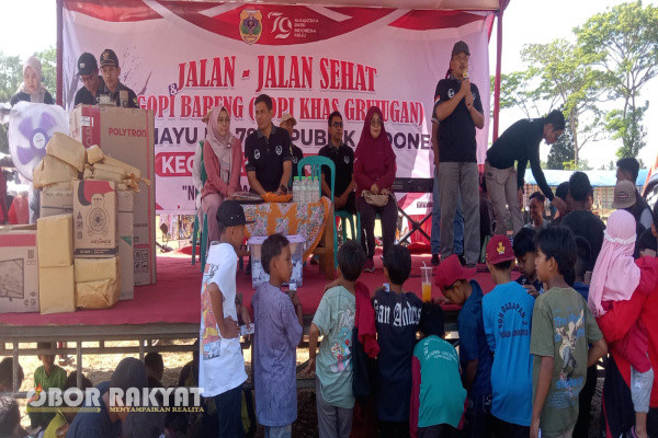 Bondowoso, Obor Rakyat - Dalam rangka menyambut dan memeriahkan peringatan Hari Ulang Tahun (HUT) Kemerdekaan ke-79 Republik Indonesia dan Hari Jadi Bondowoso (Harjabo) ke- 205, Pemerintah Kecamatan Grujukan, Kabupaten Bondowoso menyelenggarakan kegiatan jalan jalan sehat (JJS) dan ngopi bareng, Sabtu (31/8/2024).
