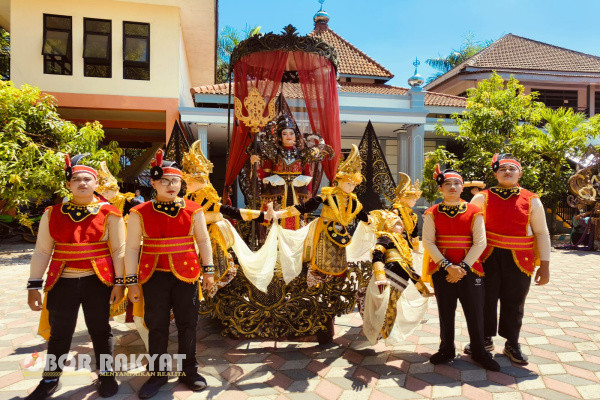 Bondowoso, Obor Rakyat - SMPN 1 Bondowoso, berhasil meraih juara 1 lomba pawai budaya, Sabtu (31/8/2024).