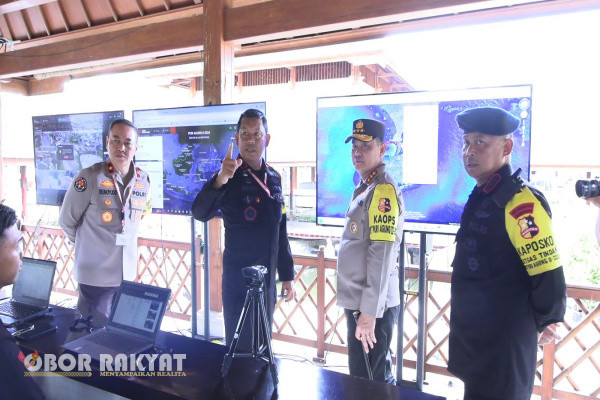 Bali, Obor Rakyat - Sehari sebelum pelaksanaan kegiatan Konferensi Tingkat Tinggi (KTT) Indonesia-Africa Forum (IAF) ke-2 di Bali, Kabaharkam Polri selaku Kaops Puri Agung II Komjen Fadil Imran memantau langsung kerja personel di pos komando taktis (poskotis) Satgas Tindak dan Satgas Walrolakir, Sabtu (31/8/2024).
