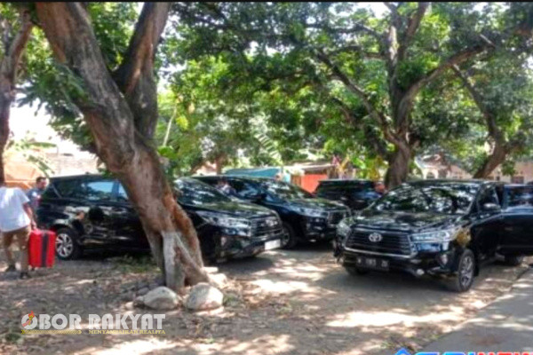 Situbondo, Obor Rakyat - Dikabarkan, tim penyidik Komisi Pemberantasan Korupsi (KPK), tidak hanya menggeledah ruang kerja, rumah dinas, dan rumah pribadi Bupati Karna Suswandi, juga menggeledah rumah tiga orang Kiyai.di Kabupaten Situbondo.