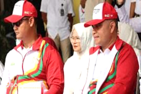 Aceh Tamiang, Obor Rakyat - Komandan Kodim 0117/Aceh Tamiang, Letkol Inf. Andi Ariyanto mengikuti Upacara Penyerahan Api Pekan Olahraga Nasional (PON) XXI Aceh-Sumut tahun 2024 yang diserahkan panitia PON Provinsi ke Pemerintah Kabupaten (Pemkab) Aceh Tamiang.