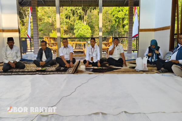 Bondowoso, Obor Rakyat - Memperhatikan ekonomi masyarakat dan mengakomodir kebutuhan lahan pertanian bagi para petani di wilayah Kecamatan Ijen yang sangat bergantung pada kawasan hutan serta untuk menertibkan pemanfaatan kawasan hutan agar sesuai dengan Peraturan dan Perundang undangan yang berlaku, Administratur Perum Perhutani KPH Bondowoso Misbakhul Munir, melaksanakan sosialisasi kepada petani, Senin (2/9/2024), bertempat dirumah H. Tutik salah satu tokoh masyarakat Ijen.