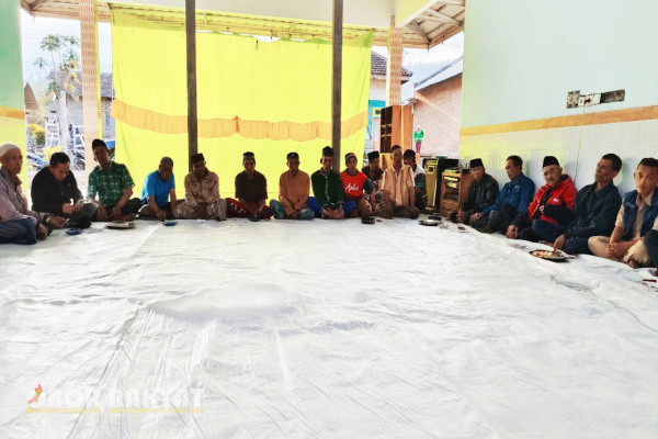 Bondowoso, Obor Rakyat - Memperhatikan ekonomi masyarakat dan mengakomodir kebutuhan lahan pertanian bagi para petani di wilayah Kecamatan Ijen yang sangat bergantung pada kawasan hutan serta untuk menertibkan pemanfaatan kawasan hutan agar sesuai dengan Peraturan dan Perundang undangan yang berlaku, Administratur Perum Perhutani KPH Bondowoso Misbakhul Munir, melaksanakan sosialisasi kepada petani, Senin (2/9/2024), bertempat dirumah H. Tutik salah satu tokoh masyarakat Ijen.