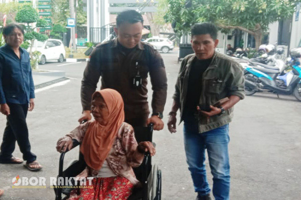 Bondowoso, Obor Rakyat – Puluhan warga Desa wilayah Kecamatan Grujugan, diperiksa oleh Tim Jaksa penyidik Kejaksaan Negeri (Kejari) Bondowoso.