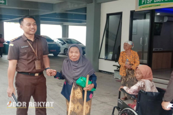 Bondowoso, Obor Rakyat – Puluhan warga Desa wilayah Kecamatan Grujugan, diperiksa oleh Tim Jaksa penyidik Kejaksaan Negeri (Kejari) Bondowoso.