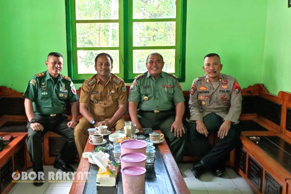 Bondowoso, Obor Rakyat - Sesuai instruksi dan menindaklanjuti koordinasi, Administratur Perum Perhutani KPH Bondowoso, Misbakhul Munir dengan Forum Koordinasi Pimpinan Daerah (Forkopimda) yang dilaksanakan pada Juli - Agustus 2024 lalu dalam rangka menjalin sinergitas guna mengawal dan menyelesaikan seluruh tugas pekerjaan diwilayah kerjanya, Mohamat Karto Asisten Perum Perhutani (Asper) KBKPH Sukosari melakukan komunikasi dengan tiga pilar utama diwilayah kecamatan Sumber Wringin, Selasa (3/8/2024).