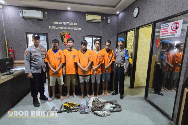 Surabaya, Obor Rakyat - Unit Reskrim Kepolisian Sektor (Polsek) Asemrowo berhasil mengamankan enam komplotan pencurian kabel milik Telkom.