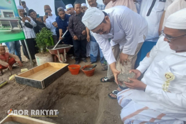 Bondowoso, Obor Rakyat - Pengasuh Pondok Pesantren Wali Songo, Situbondo, KHR. Mohammad Kholil As'ad Syamsul Arifin, meletakkan batu pertama pembangunan Rumah Sakit Mitra Sehat (RSMS) tipe C di Tapen, Kabupaten Bondowoso, Jumat (6/9/2024).