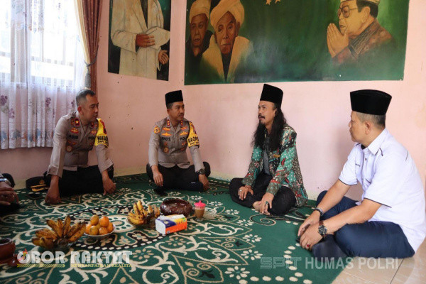 Jakarta, Obor Rakyat - Mendekati momen Pemilihan Kepala Daerah (Pilkada) serentak 2024, Polri semakin aktif bersilaturahmi ke tokoh agama di seluruh Indonesia, salah satunya di pondok pesantren (Ponpes) di Kabupaten Pemalang, Jawa Tengah.
