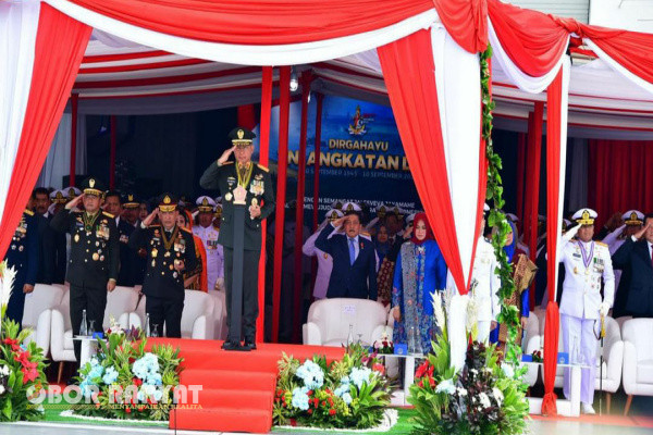 Jakarta, Obor Rakyat - Kepala Kepolisian Negara Republik Indonesia (Kapolri) Jenderal Polisi Drs. Listyo Sigit Prabowo, menghadiri Upacara Hari Ulang Tahun (HUT) ke- 79 TNI Angkatan Laut (AL), di KRI Radjiman Widyodiningrat-992.