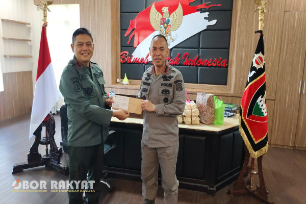 Kunjungan kerja Administratur ini bersama Eko Ali Ismail, Kasi Madya Perencanaan dan Pengembangan Bisnis serta Erfan Efendi Komandan Regu Polhutmob, KPH Bondowoso ini langsung disambut dan diterima oleh Kombes Pol, M Guntur, kapusdik yang di dampingi AKBP Muchid, Kabag Binsis Brimob Watukosek.
