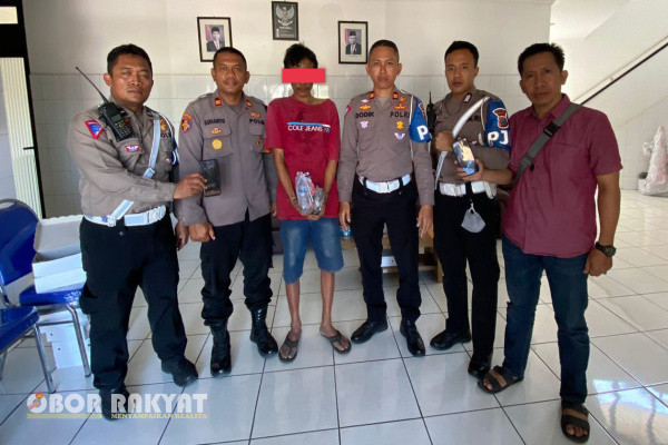 Surabaya, Obor Rakyat - Polisi Jalan Raya (PJR) Ditlantas Polda Jatim berhasil amankan Supir Truk penguna sabu, terduga diamankan di ruas Tol Kebomas-Romokalisari, tepatnya di Km 16+600/B.