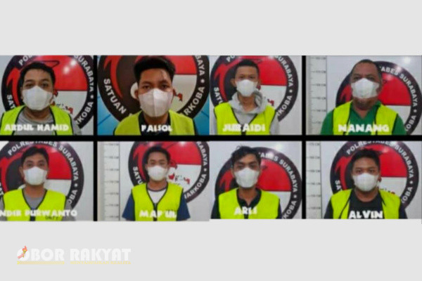 Surabaya, Obor Rakyat - Tim Satresnarkoba Polrestabes Surabaya melakukan penggerebekan secara besar-besaran terkait kasus peredaran narkotika jenis sabu.