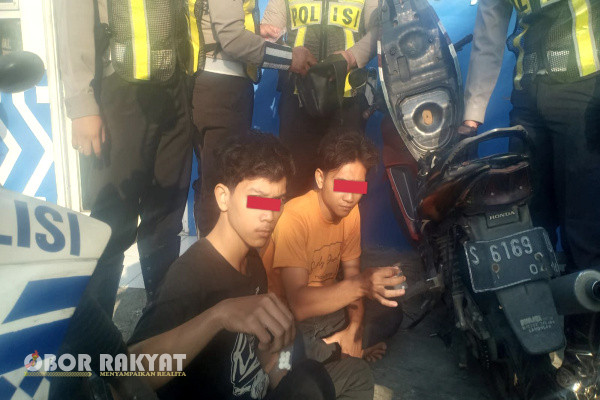 Surabaya, Obor Rakyat - Lantaran berkendara ngebut serta laju zig zag, dua remaja asal Surabaya diamankan petugas Tim Urai Satlantas Polrestabes Surabaya.