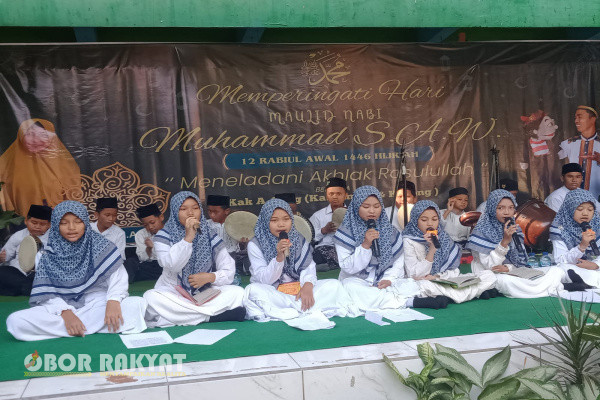 Sidoarjo, Obor Rakyat - Bertempat di halaman Sekolah Dasar Negeri (SDN) Kedungturi, Kecamatan Taman, Kabupaten Sidoarjo, menggelar peringatan Maulid Nabi Muhammad SAW 1446 H. Sabtu (14/9/2024).