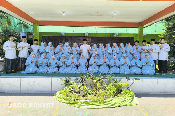 Sidoarjo, Obor Rakyat - Bertempat di halaman Sekolah Dasar Negeri (SDN) Kedungturi, Kecamatan Taman, Kabupaten Sidoarjo, menggelar peringatan Maulid Nabi Muhammad SAW 1446 H. Sabtu (14/9/2024).